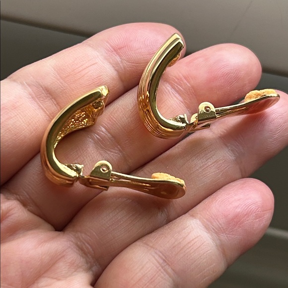 🖤KJL satin Goldtone clip earrings - Picture 4 of 11